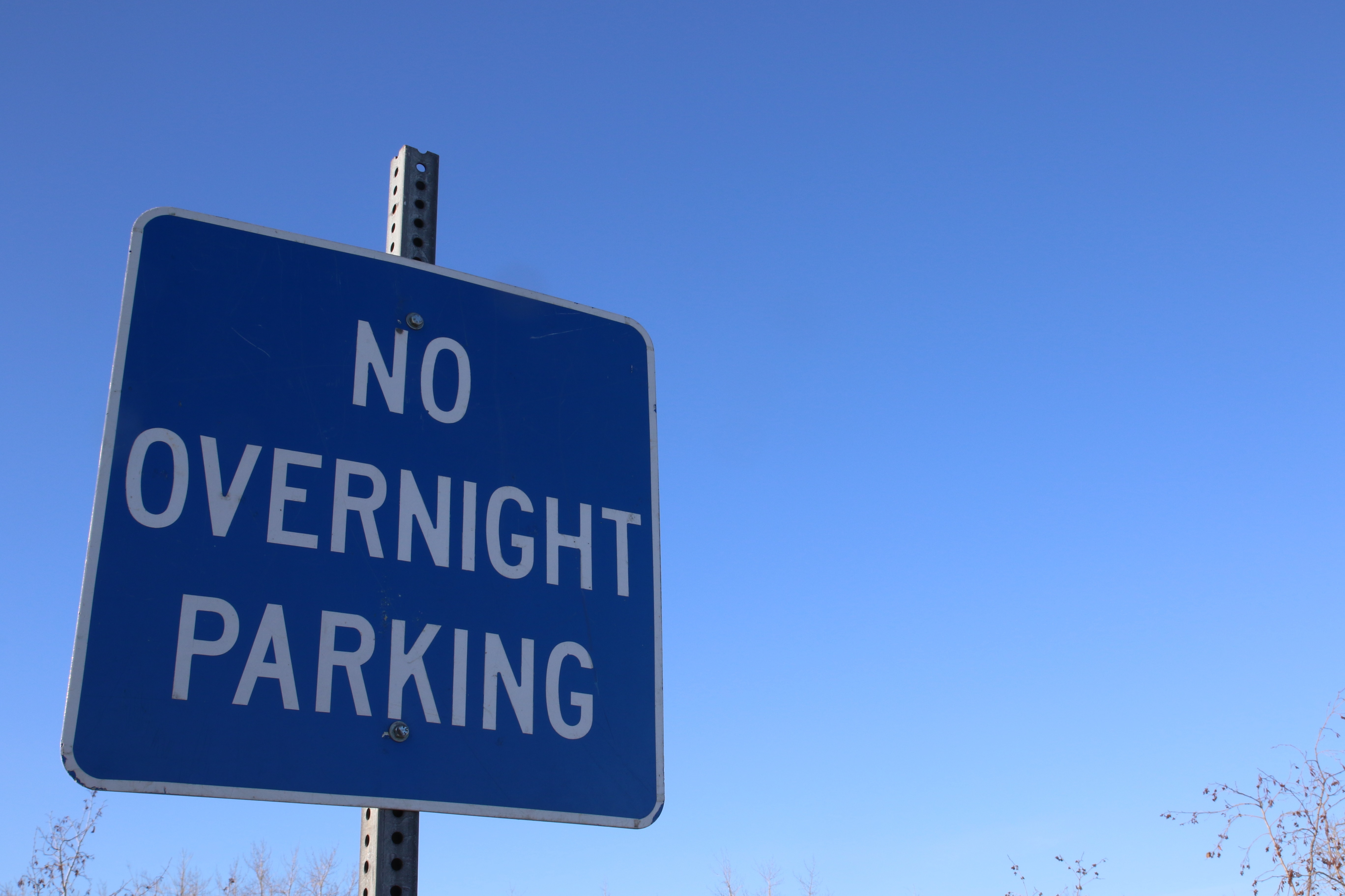 A sign that says, 'no overnight parking.'