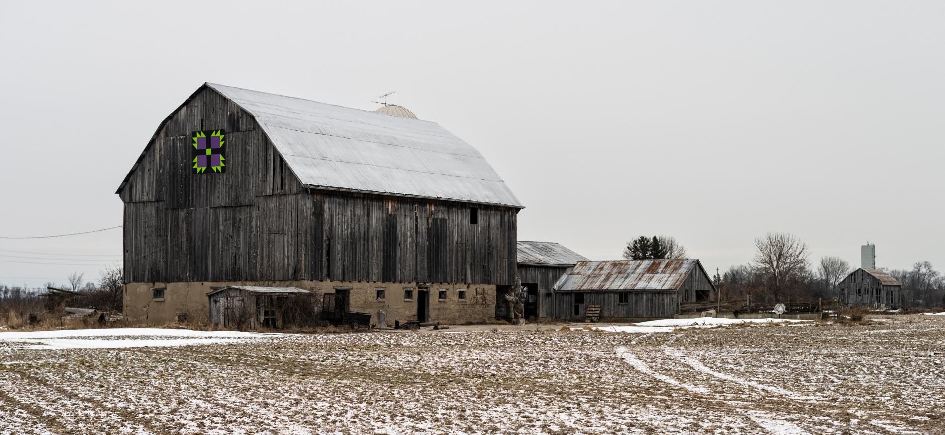 Picture of a barn in the snow